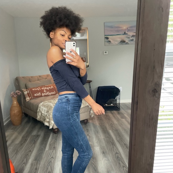 Black Off Shoulder Croptop - Picture 5 of 16